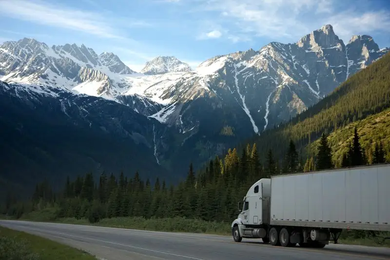 Refrigerated truck for cold chain transport